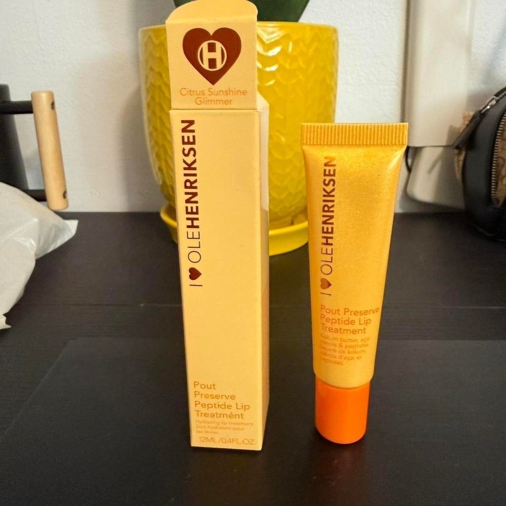 Ole Henriksen Pout Preserve Peptide Lip Treatment in Citrus Sunshine Glimmer nib